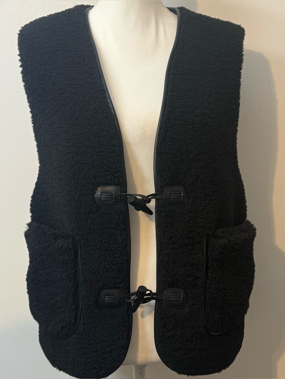 American Eagle Sherpa Toggle Vest Black Floral Lined Women’s Large